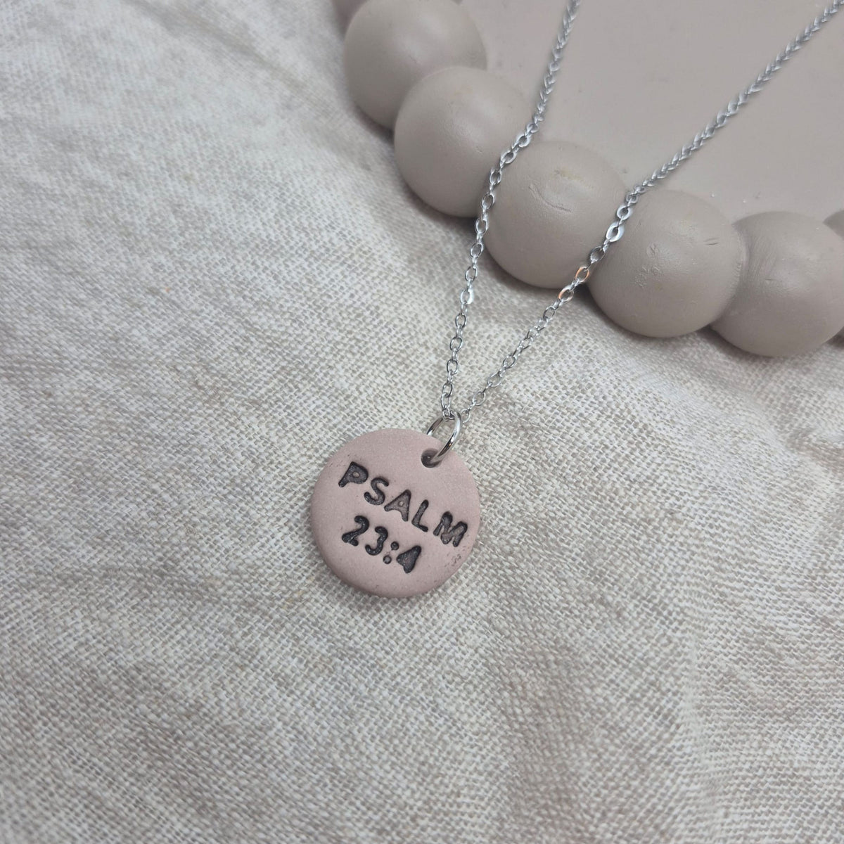 Kettingbedel: 'Psalm 23:4'