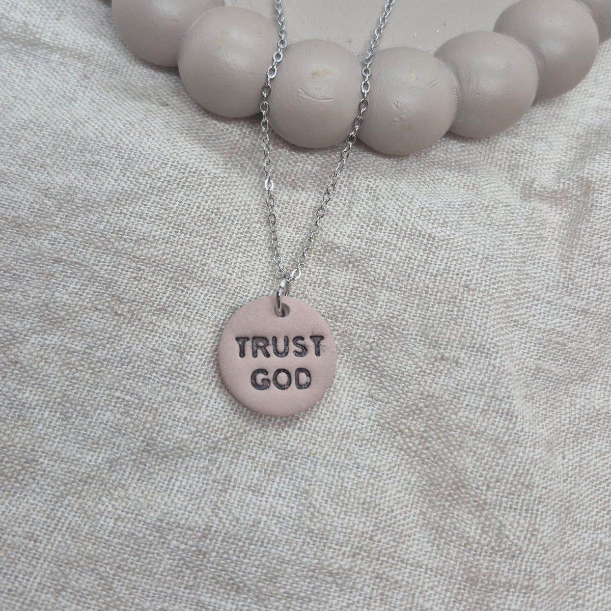 Kettingbedel: 'Trust God'