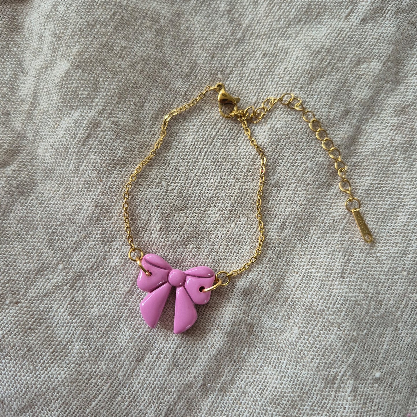 armbandje roze strikje